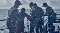KRI Marlin-877 Evakuasi Dua Korban Selamat KLM Nurul Salsa 01, TNI AL Lanjutkan Pencarian Tiga Korban Hilang