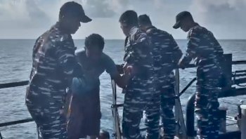 KRI Marlin-877 Evakuasi Dua Korban Selamat KLM Nurul Salsa 01, TNI AL Lanjutkan Pencarian Tiga Korban Hilang