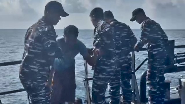 KRI Marlin-877 Evakuasi Dua Korban Selamat KLM Nurul Salsa 01, TNI AL Lanjutkan Pencarian Tiga Korban Hilang