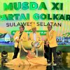 Armin Mustamin Toputiri Serahkan Lukisan Khas Sulsel kepada Ketum Golkar Bahlil Lahadalia