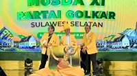 Armin Mustamin Toputiri Serahkan Lukisan Khas Sulsel kepada Ketum Golkar Bahlil Lahadalia