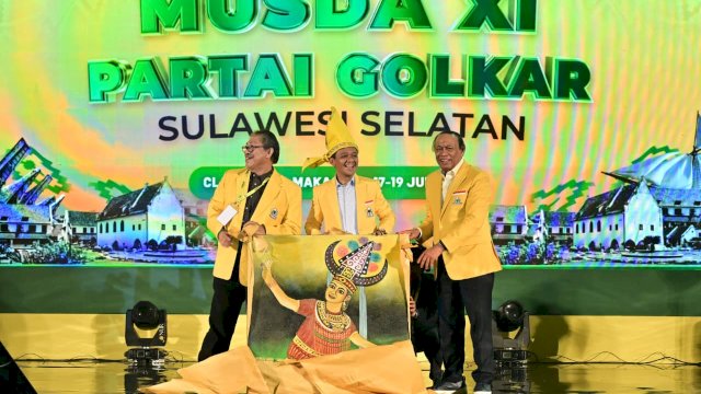 Armin Mustamin Toputiri Serahkan Lukisan Khas Sulsel kepada Ketum Golkar Bahlil Lahadalia