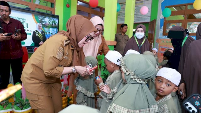 Bawa Cokelat di Setiap Kunjungan, Cara Sederhana Bupati Andi Ina Hadirkan Kenangan Indah bagi Anak-anak Barru