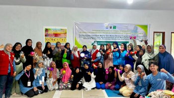Cegah Nyeri Akibat Kerja, Tim Fisioterapi Unhas Latih Kelompok Wanita Tani di Bulukumba
