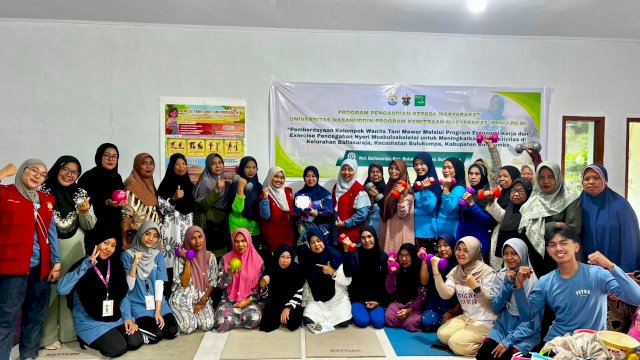 Cegah Nyeri Akibat Kerja, Tim Fisioterapi Unhas Latih Kelompok Wanita Tani di Bulukumba