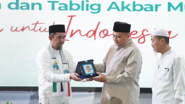 Salam Indonesia Warnai Muktamar V Wahdah Islamiyah, Wakil Wali Kota Makassar Salurkan Bantuan Pangan untuk Guru Mengaji