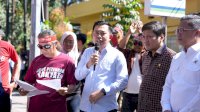 Bukan Bakar Ban, Peternak Ayam Petelur Bagikan Ayam dan Telur di Depan DPRD Sulsel