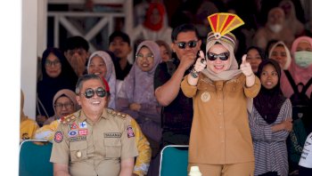 Gerak Jalan HUT ke-81 RI di Barru Berubah Jadi Panggung Kegembiraan, Bupati Andi Ina Traktir Es Krim Peserta