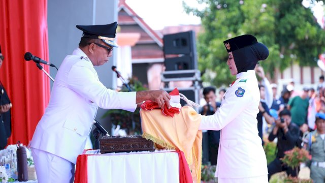 Tepuk Tangan Pecah di Lapangan Pemuda Bulukumba, Paskibraka Sukses Kibarkan Sang Merah Putih