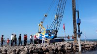 Dari Tiang Pancang hingga Ikon Wisata Religi, Masjid Terapung Pantai Merpati Mulai Dibangun