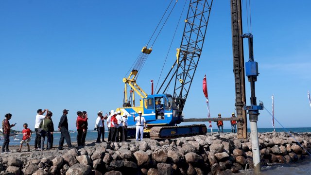 Dari Tiang Pancang hingga Ikon Wisata Religi, Masjid Terapung Pantai Merpati Mulai Dibangun