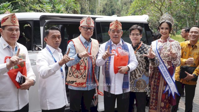 Wamendagri Bima Arya Belanja di Stan Sidrap, Produk Lokal Curi Perhatian di AOE 2026