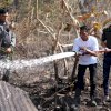 Tak Hanya Pantau, Bupati Sidrap Ikut Padamkan Api di Lawawoi