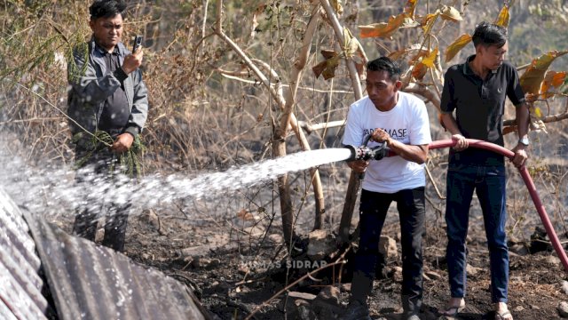 Tak Hanya Pantau, Bupati Sidrap Ikut Padamkan Api di Lawawoi