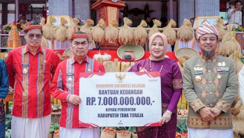 Gubernur Sulsel Serahkan Bantuan Rp7 Miliar untuk Tana Toraja, Ada Traktor hingga Hibah Rumah Ibadah