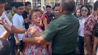 Pangdam XIV/Hasanuddin Tenangkan Istri Prajurit, Rumahnya Dilalap Si Jago Merah di Asrama TNI Mattoangin