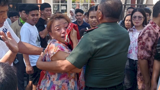 Pangdam XIV/Hasanuddin Tenangkan Istri Prajurit, Rumahnya Dilalap Si Jago Merah di Asrama TNI Mattoangin
