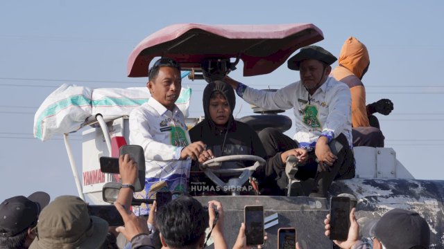 Masih Kelas 4 SD, Fadil Sudah Jadi Petani Modern: Punya Sawah hingga Bisa Operasikan Combine Harvester
