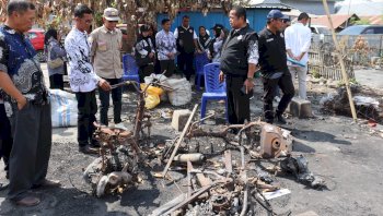Wabup Nurkanaah Serahkan Santunan untuk Dua Keluarga Korban Kebakaran di Teteaji