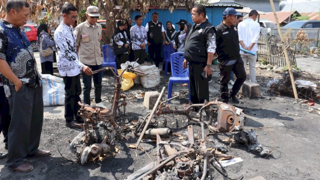 Wabup Nurkanaah Serahkan Santunan untuk Dua Keluarga Korban Kebakaran di Teteaji