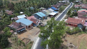 Tinjau Pembangunan Jalan  Ujung Lamuru&ndash;Palattae, Warga Menangis di Hadapan Gubernur