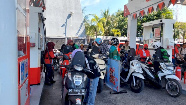 Ada Apa dengan BBM di Sulsel? Sebulan Warga Makassar &ldquo;Berdamai&rdquo; dengan Antrean Panjang di SPBU