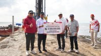 Gubernur Andi Sudirman Serahkan Rp8 Miliar untuk Masjid Terapung Pantai Merpati Bulukumba