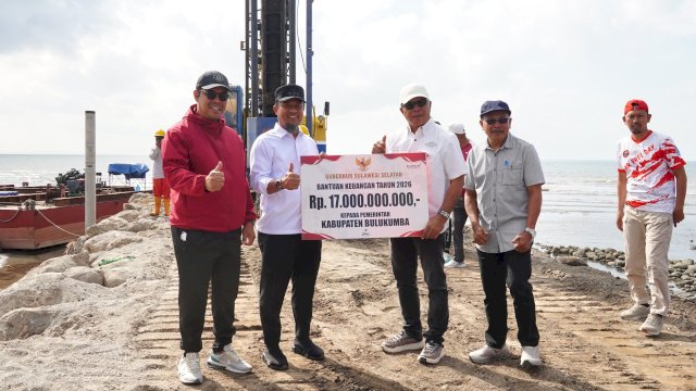 Gubernur Andi Sudirman Serahkan Rp8 Miliar untuk Masjid Terapung Pantai Merpati Bulukumba