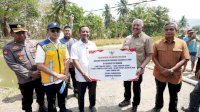 Atasi Kekeringan di Musim Tanam Sela, Gubernur Sulsel Serahkan 10 Pompa Ponton untuk Petani Pinrang