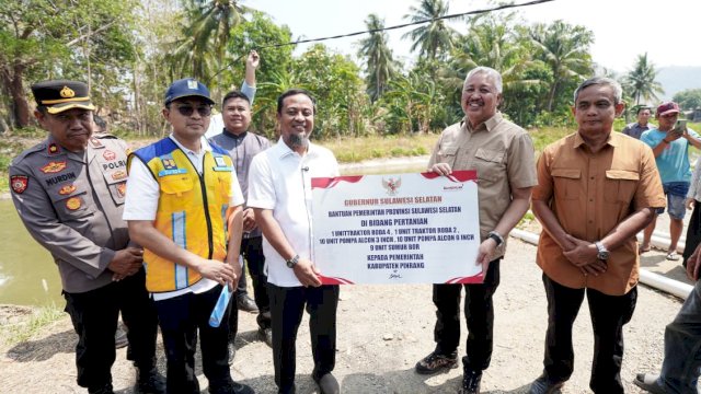 Debit Sungai Saddang Menurun, Gubernur Sulsel Kerahkan Pompa Ponton Bantu Sawah Petani Pinrang