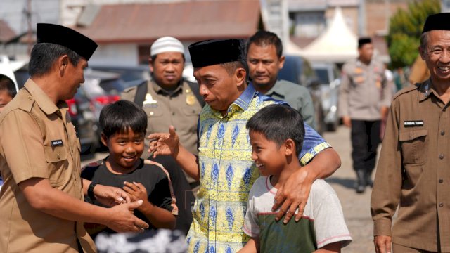 Bupati Syaharuddin Hadiri Maulid di Sereang, Ajak Warga Hidupkan Keteladanan Rasulullah
