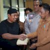 Bantu Korban Kebakaran di Tellu Limpoe, Bupati Sidrap Ingatkan Warga Waspada Bahaya Api