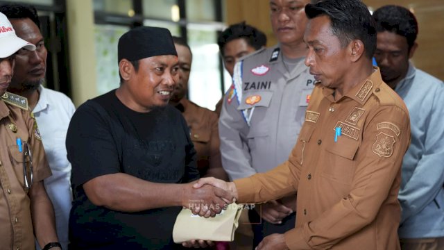 Bantu Korban Kebakaran di Tellu Limpoe, Bupati Sidrap Ingatkan Warga Waspada Bahaya Api