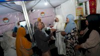 Pj Ketua DWP Sulsel Borong Dagangan UMKM Perempuan, Lalu Bagikan kepada Warga