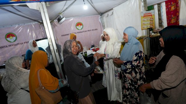 Pj Ketua DWP Sulsel Borong Dagangan UMKM Perempuan, Lalu Bagikan kepada Warga