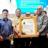 Hadiri Pelantikan PWI Sulsel, Andi Sudirman Terima Penghargaan Tokoh Pembangunan dan Konektivitas Daerah