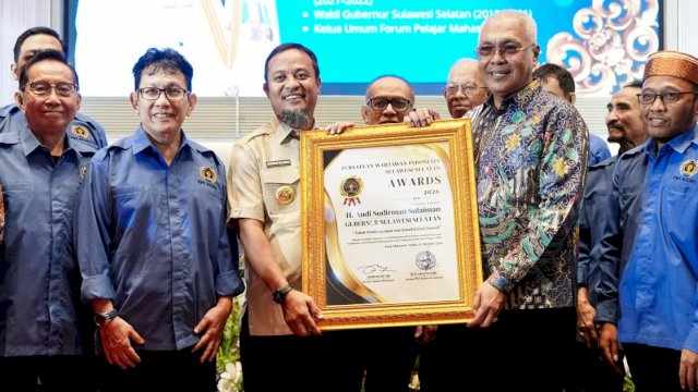 Hadiri Pelantikan PWI Sulsel, Andi Sudirman Terima Penghargaan Tokoh Pembangunan dan Konektivitas Daerah