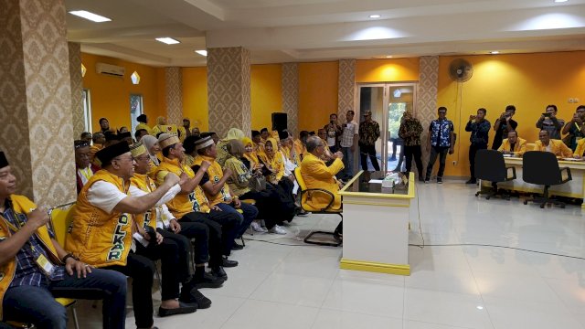 Didampingi Sejumlah Ketua DPD II, IAS Resmi Kembalikan Formulir Pendaftaran Calon Ketua Golkar Sulsel