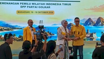 Wakili Kepala Daerah, Andi Ina Serahkan Plakat Penghargaan kepada Ahmad Doli Kurnia Tandjung