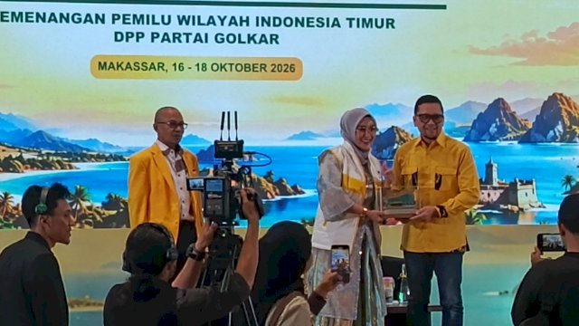 Wakili Kepala Daerah, Andi Ina Serahkan Plakat Penghargaan kepada Ahmad Doli Kurnia Tandjung