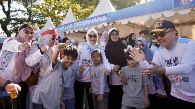 Jalan Sehat Anti Mager, Sekda Sulsel Tinjau Layanan Kesehatan Gratis yang Diserbu Warga