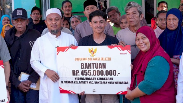Gubernur Sulsel Serahkan Bantuan untuk 245 Korban Kebakaran Kandea Makassar