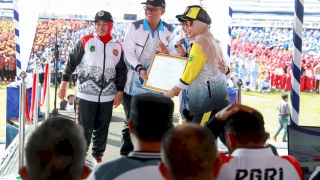 Bupati BarrubAndinIna Kartika Sari Menghadiri pembukaan Poresni PGRI di kabupaten Sidrap