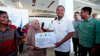 Gubernur Sulsel Serahkan Ganti Rugi Rp17,5 Miliar untuk Perluasan Runway Bandara Bua, Dorong Penerbangan Langsung ke Jakarta