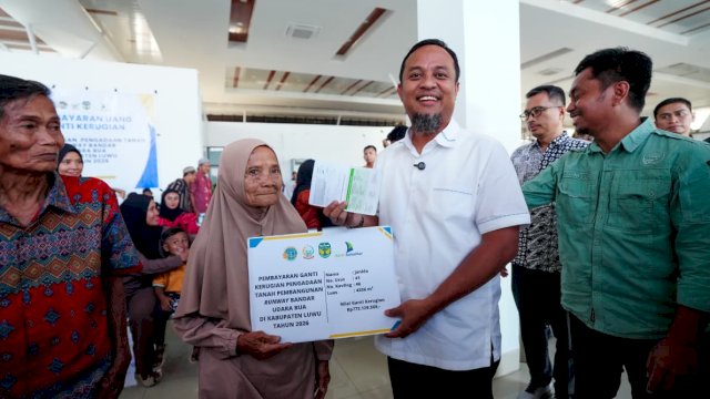 Gubernur Sulsel Serahkan Ganti Rugi Rp17,5 Miliar untuk Perluasan Runway Bandara Bua, Dorong Penerbangan Langsung ke Jakarta