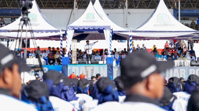 72 Ribu Guru Padati Stadion Ganggawa, Gubernur Sulsel Tekankan Kesejahteraan dan Peran Strategis Guru