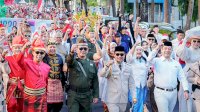 Berkostum Ala Bung Karno, Andi Sudirman Bawa Semangat Kemerdekaan Turun ke Jalan Makassar