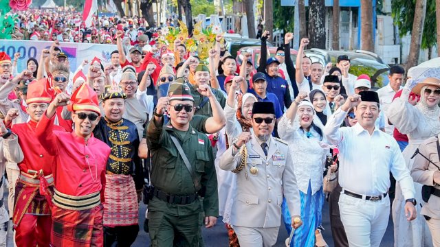 Berkostum Ala Bung Karno, Andi Sudirman Bawa Semangat Kemerdekaan Turun ke Jalan Makassar